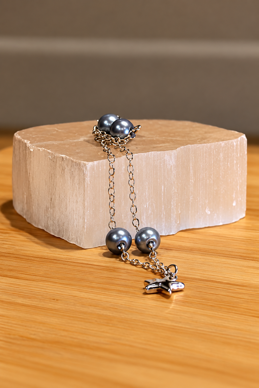 HEI_EMI_EmiliaKeepsakeBracelet_Star_Upclose_BluePearl_01.png