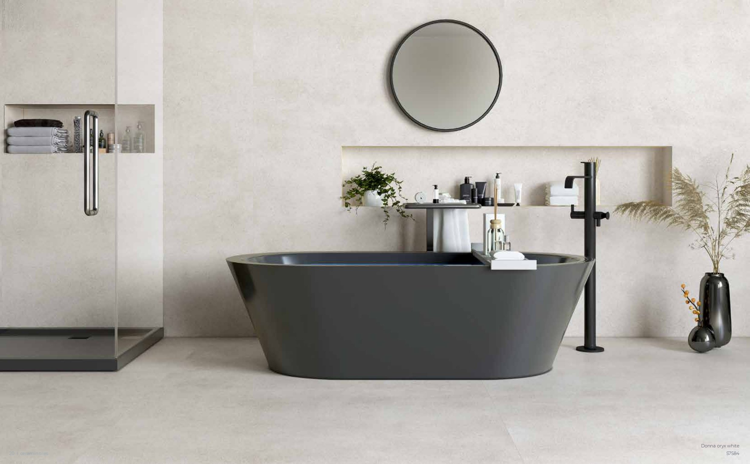 Modernes Badezimmer mit freistehender Badewanne, schwarzen Wasserhahn, Spiegel und minimalistischem Design, Dekoration mit Pflanzen und Handtüchern.