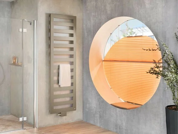 Modernes Badezimmer mit runder Fensteröffnung und Schaumbad