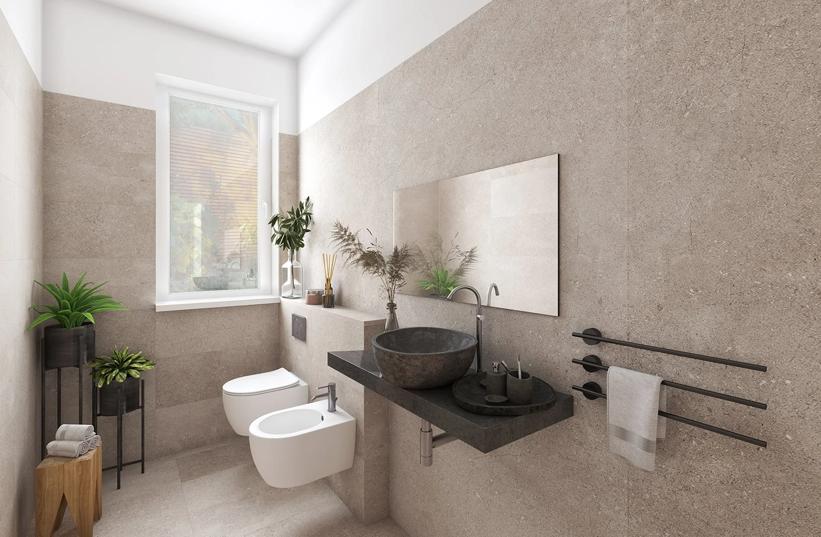 Modernes Badezimmer mit beige Fliesen, schwarzer Waschtisch mit Wasserkrug und Spiegel, WC, Pflanzen, Handtuchhalter, Fenster mit Blick nach draußen.