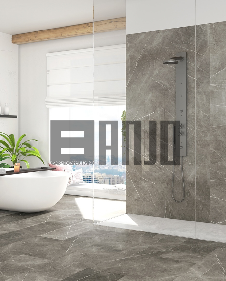Modernes Bad mit hellgrauen Marmorfliesen, großem Fenster, freistehender Badewanne und Logo "Banjo" in der Mitte