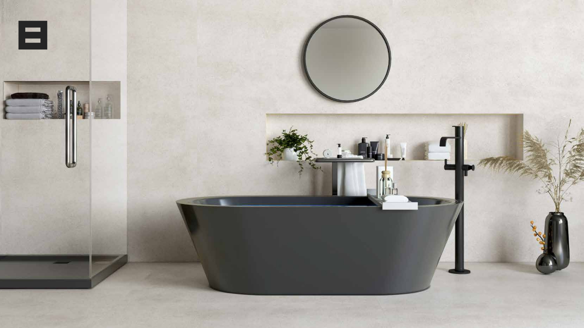 Modernes Badezimmer mit freistehender Badewanne, schwarzem Wasserhahn, Wandspiegel, Ablage mit Pflegeprodukten, Pflanzen und Vase