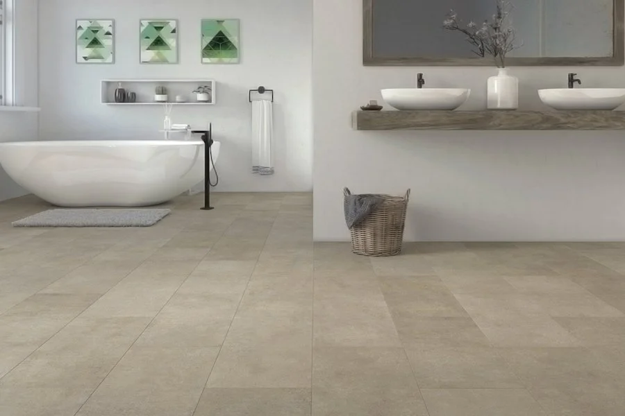 Modernes Badezimmer mit freistehender Badewanne, Spiegel, Doppelwaschbecken, Wanddeko und Rattan-Wäschekorb.