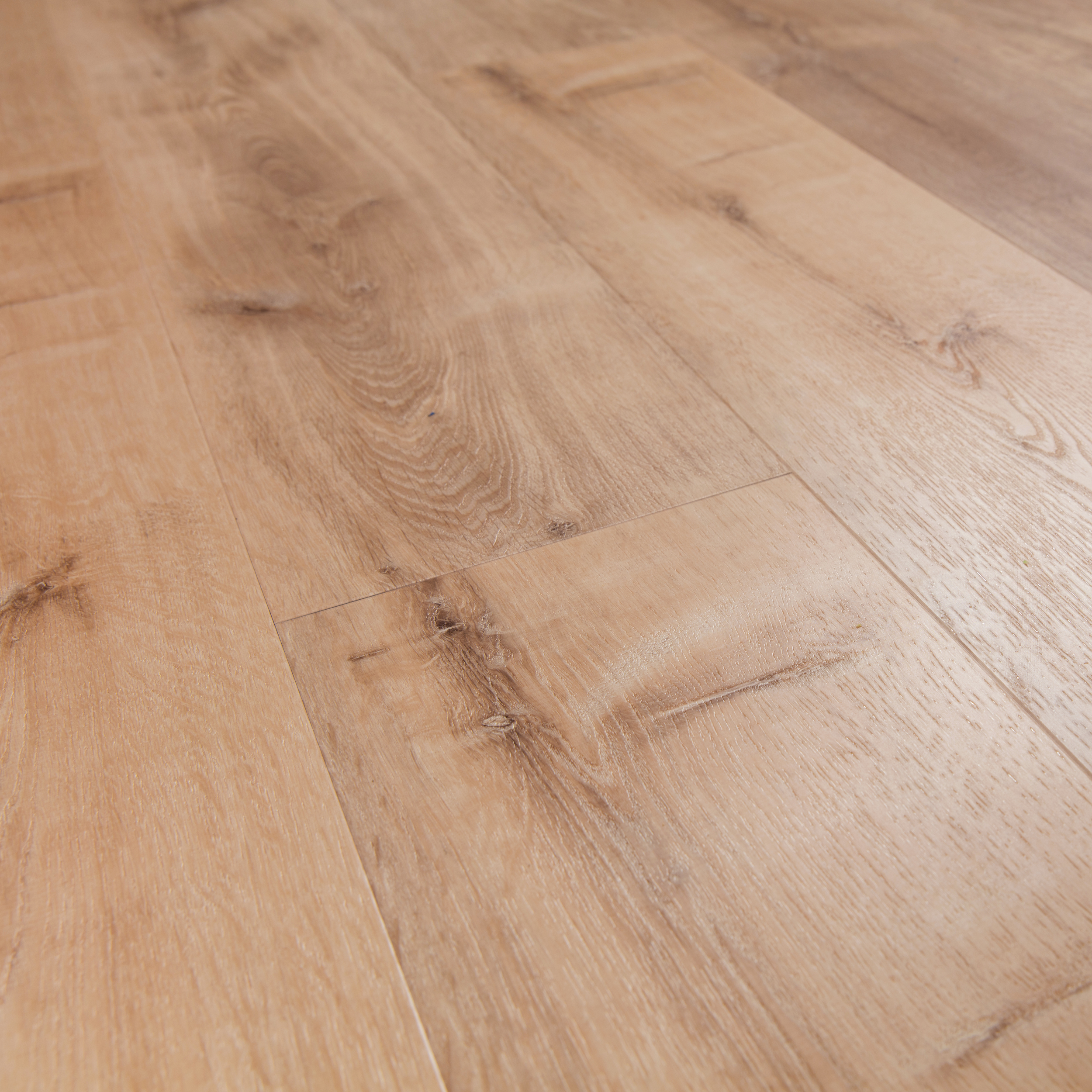 Nahaufnahme einer Holzfußbodenfläche mit sichtbarer Maserung und Textur.