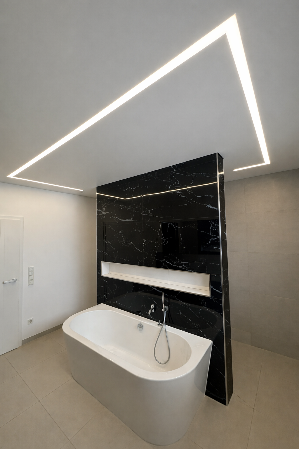 Moderne Badezimmer mit freistehender Badewanne, schwarz-weißer Marmorwand, grauem Fliesenboden und einer Abdeckung aus weißem Material. Die Decke hat eine eleganten LED-Beleuchtung