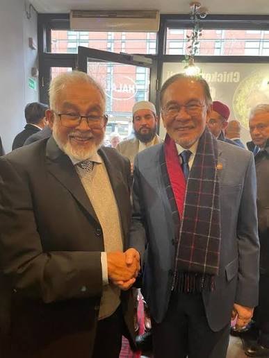 Chowdhury Mueen Uddin with His Excellency Anwar Ibrahim, Prime Minister of Malaysia