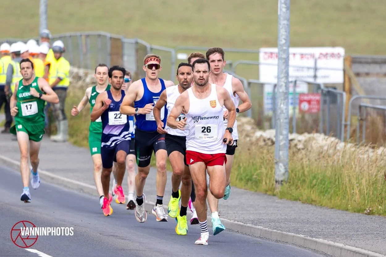 Group of runners in a road race including George Rice
