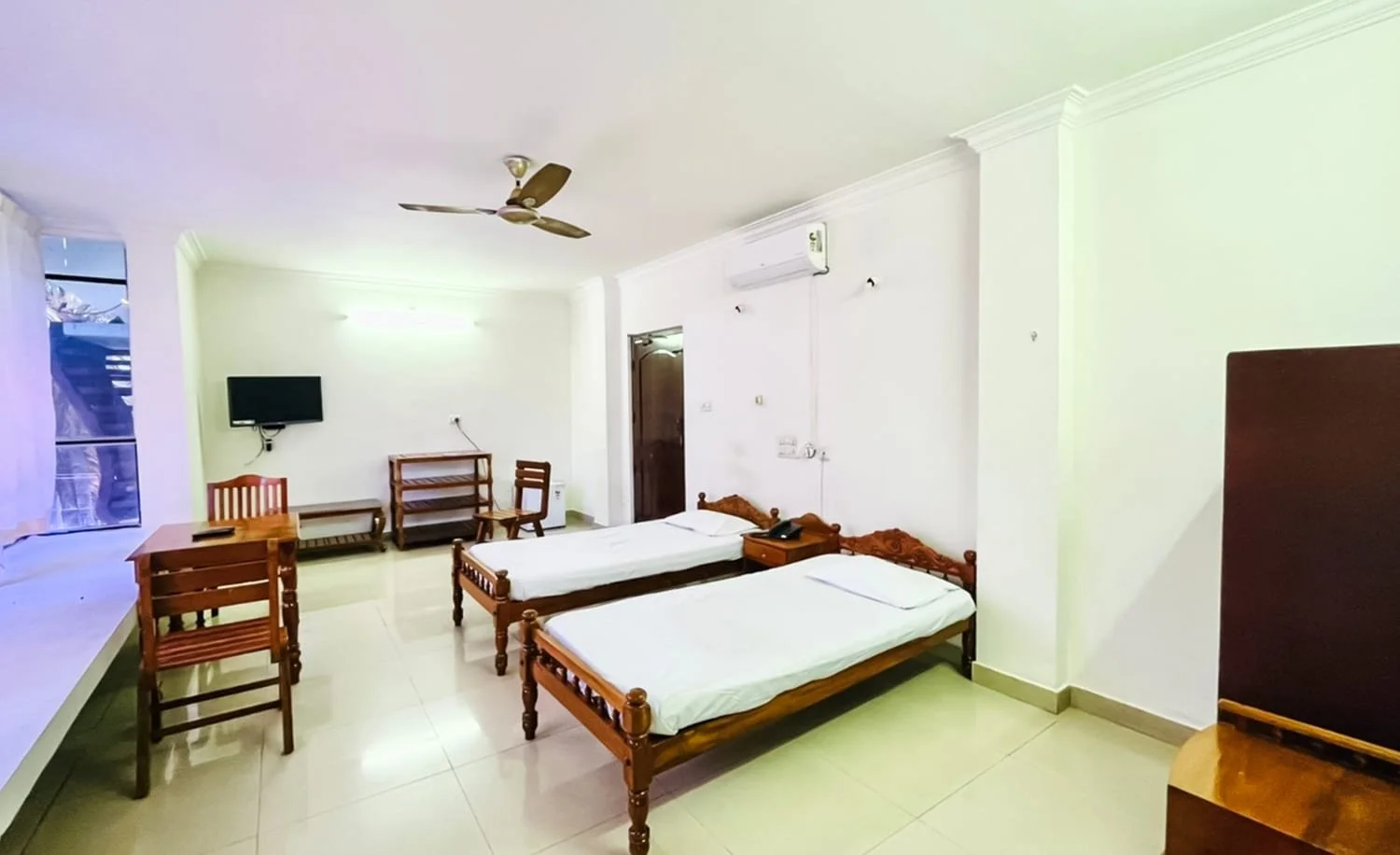 Deluxe-Room.jpg