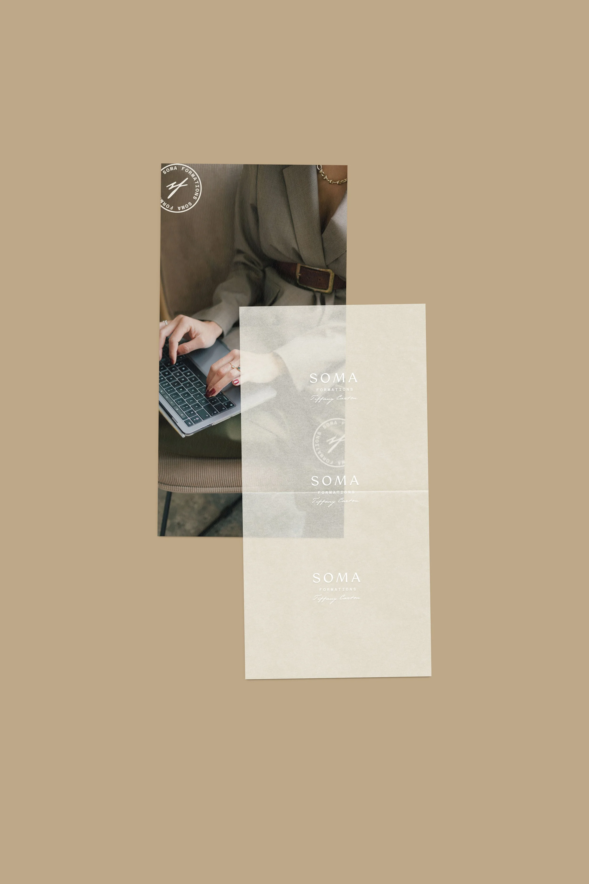 Photo d'une personne en tenue beige utilisant un ordinateur portable sur un canapé, avec un badge ou un logo »SOMA FORMATIONS Tiffany Caddon" superposé sur l'image.