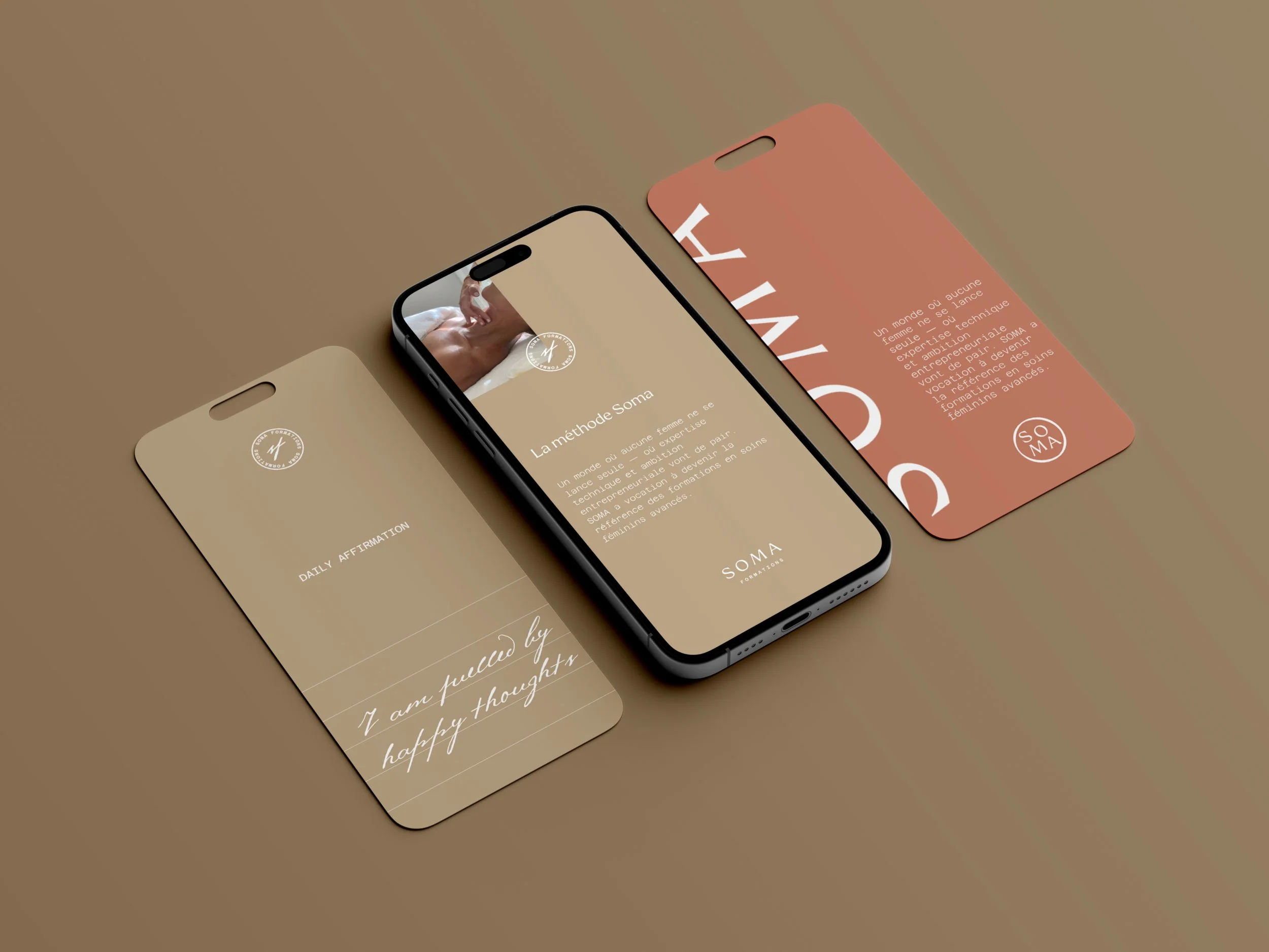 Capture d'écran de plusieurs cartes de visite ou de présentation sur un fond beige, avec un téléphone portable affichant une page relatant la méthode Soma.