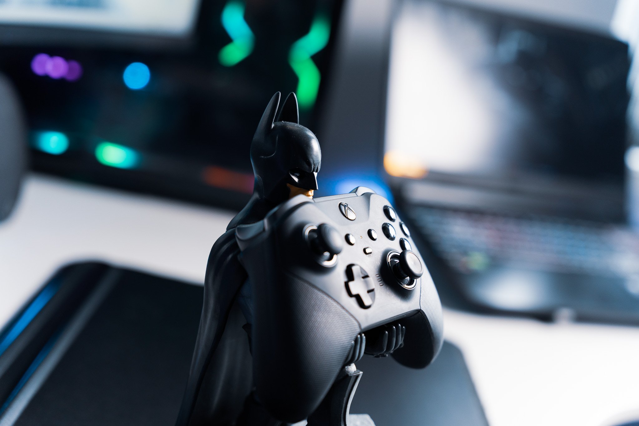 Xbox Elite controller on the Cable Guys Batman Controller stand 