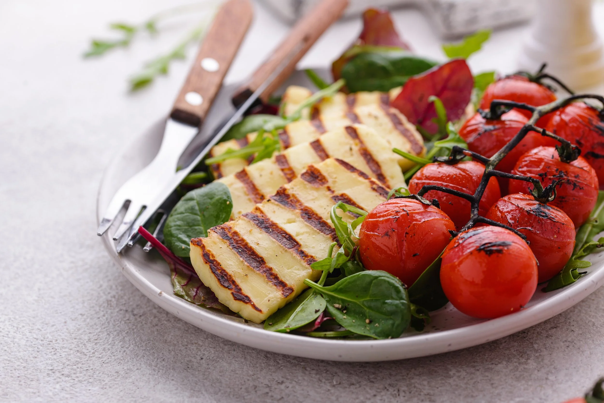 vegetable-salad-with-grilled-halloumi-cheese-2023-11-27-05-12-15-utc.jpg