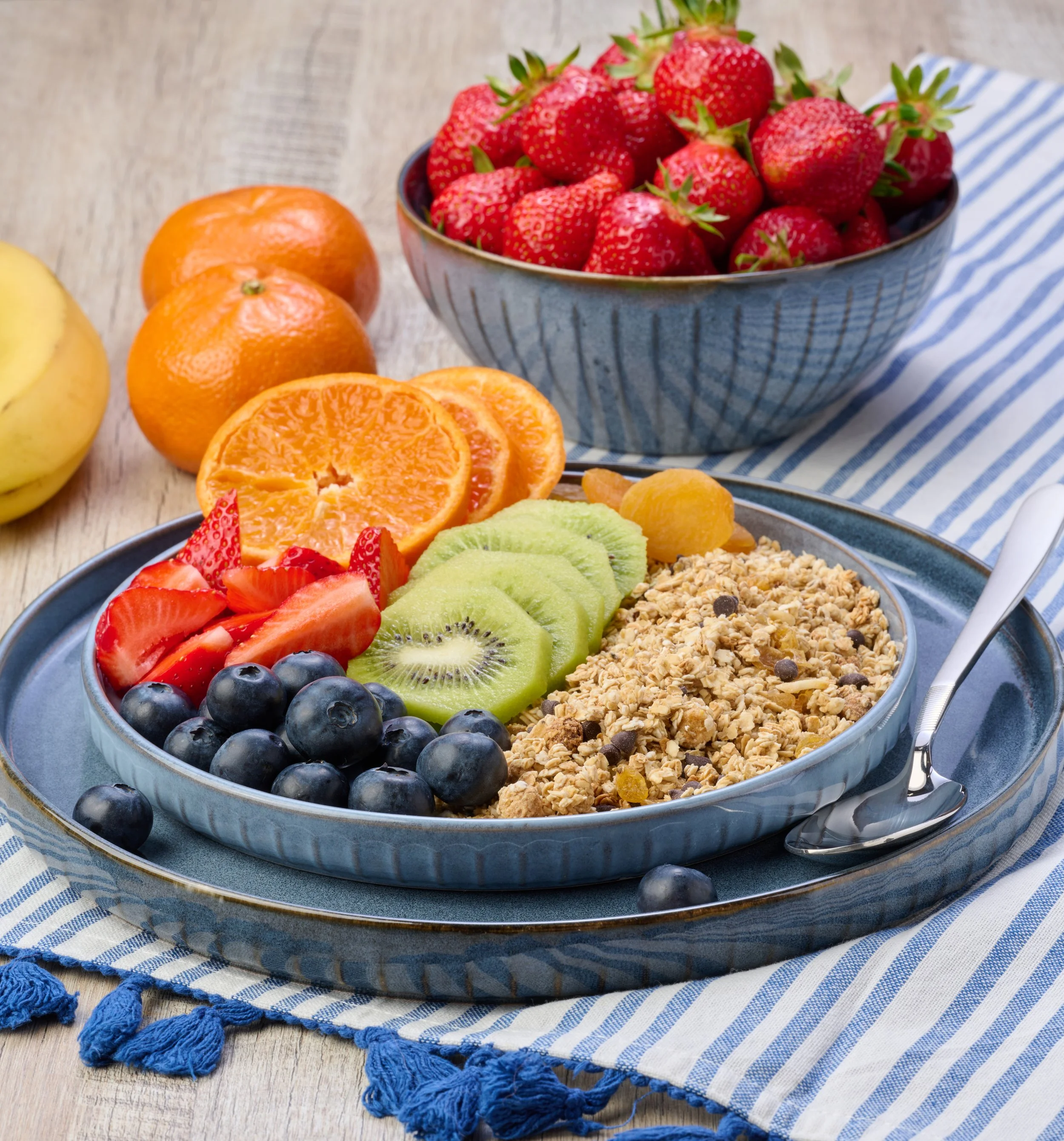 healthy-breakfast-bowl-with-fresh-fruit-and-granol-2026-01-09-07-00-56-utc.jpg