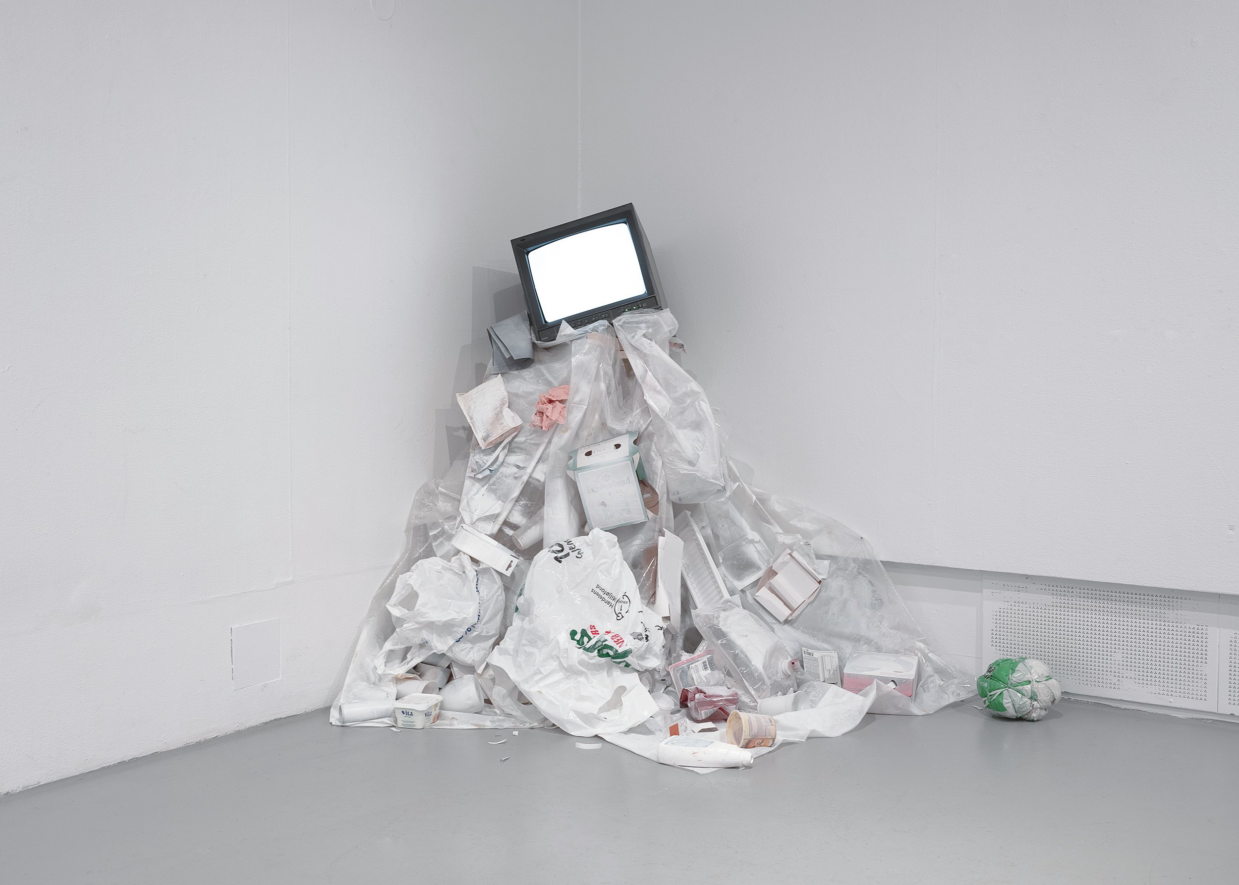 The ball, video installation, 2024, analog monitor, plastic, trash, cans, syringe, size variable 