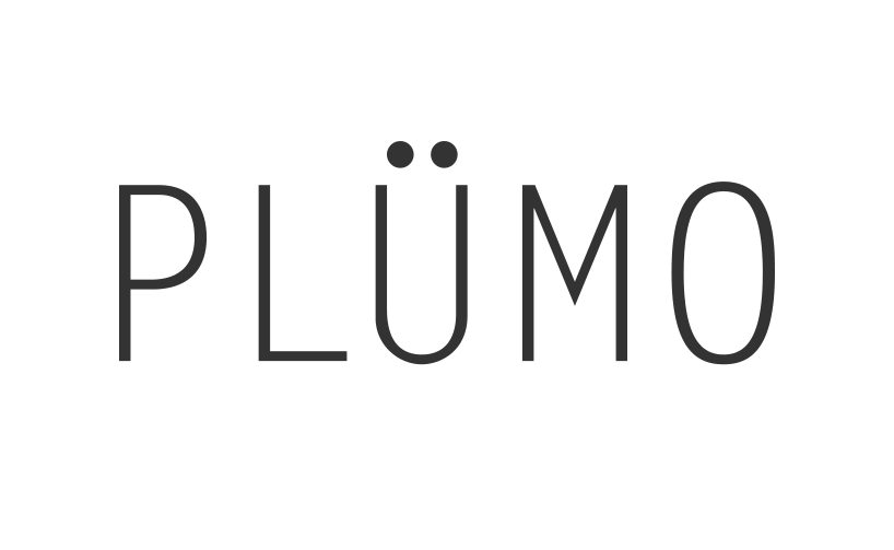 The word "PLÜMO" written in black capital letters with a white background.