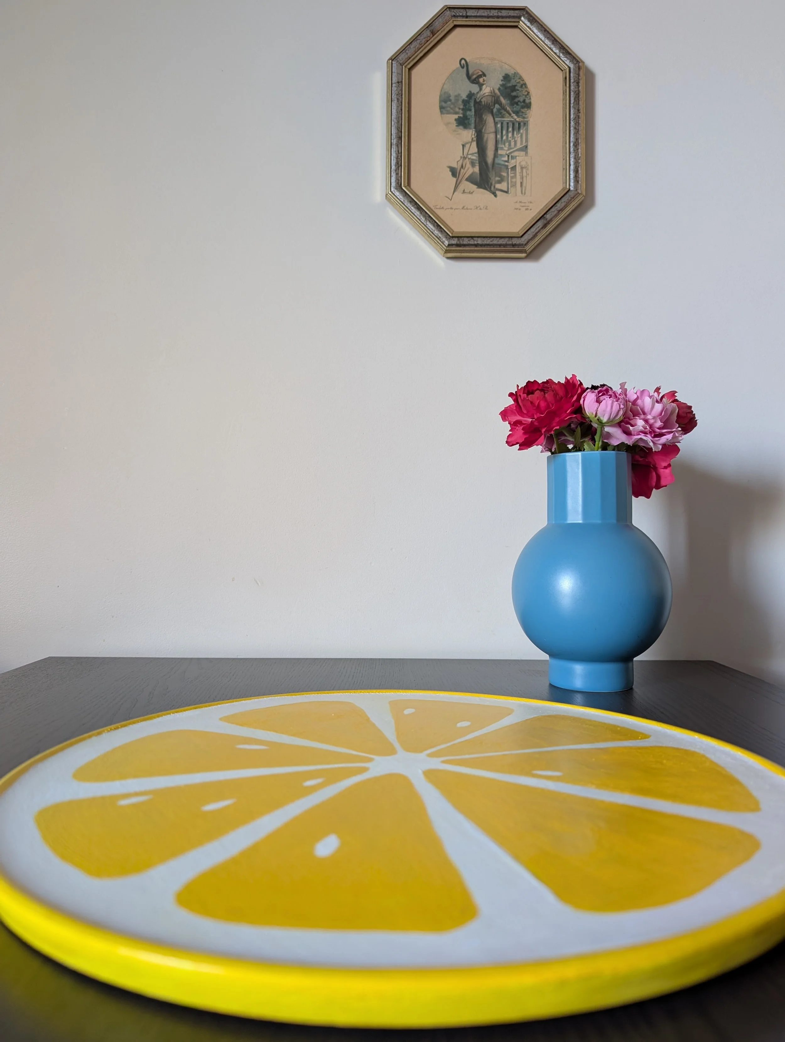 Titre : "Dessous de plat citron tranché" ~

[ Commande spécifique de la part d'un doux foyer Lyonnais. ] Elle se dispute de temps en temps avec le pâté en croute, mais ça ne dure jamais très longtemps. Au fond, ils s'aiment bien tous les deux. 