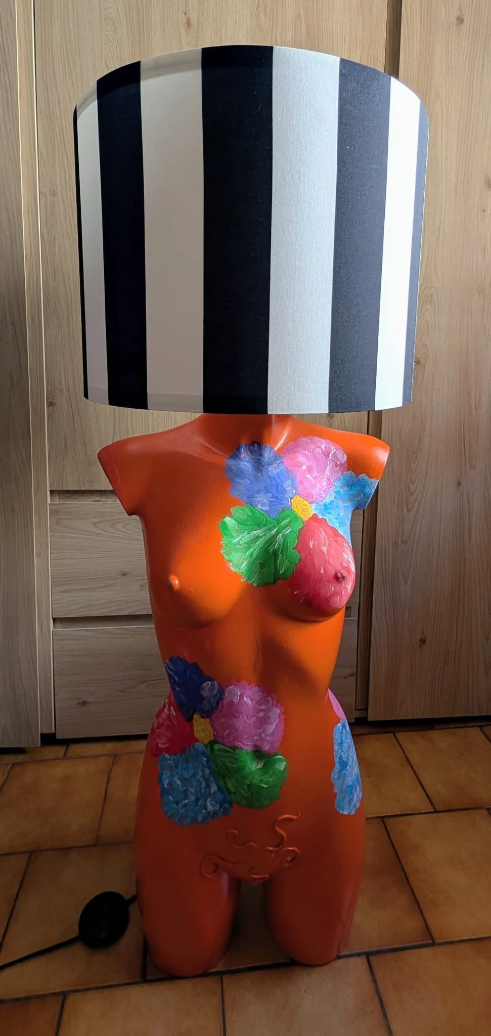 Titre : Thérèse ~

Lampe-Buste. Elle trône maintenant dans un beau salon et illumine les soirées les plus sombres. 
