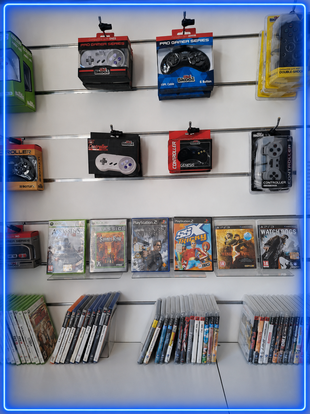 Scaffale con controller di videogiochi, console, e giochi per varie piattaforme
