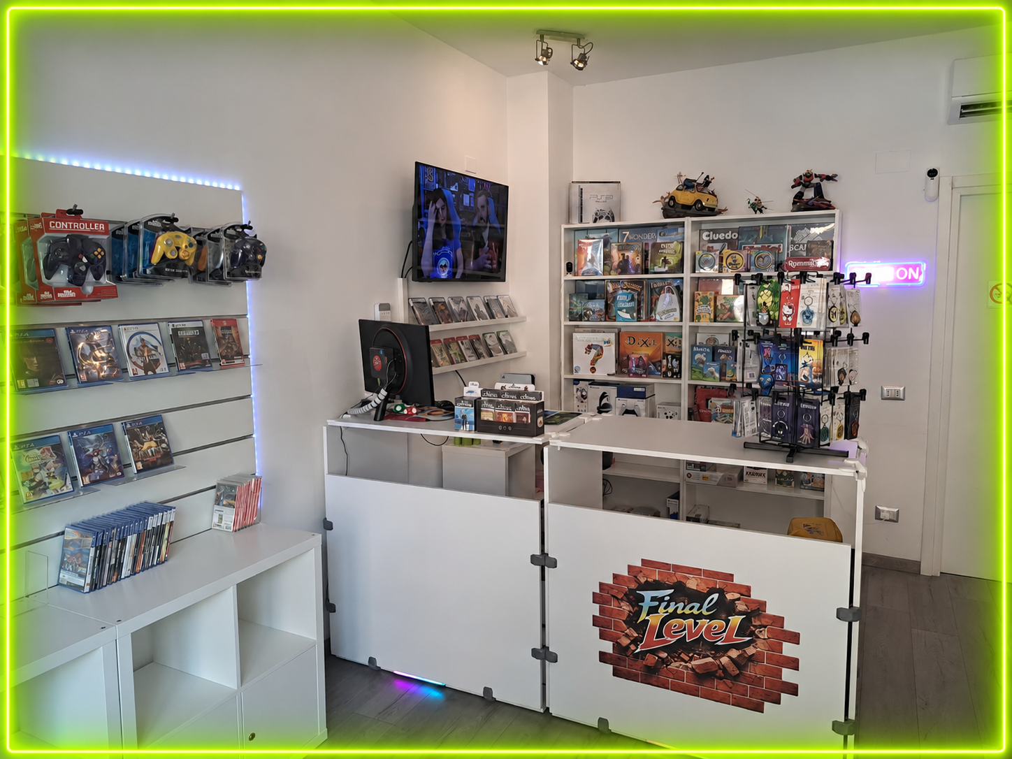 Interno di un negozio di videogiochi con console, videogiochi, gadget, e una zona per giocare, decorato con neon e luci colorate.