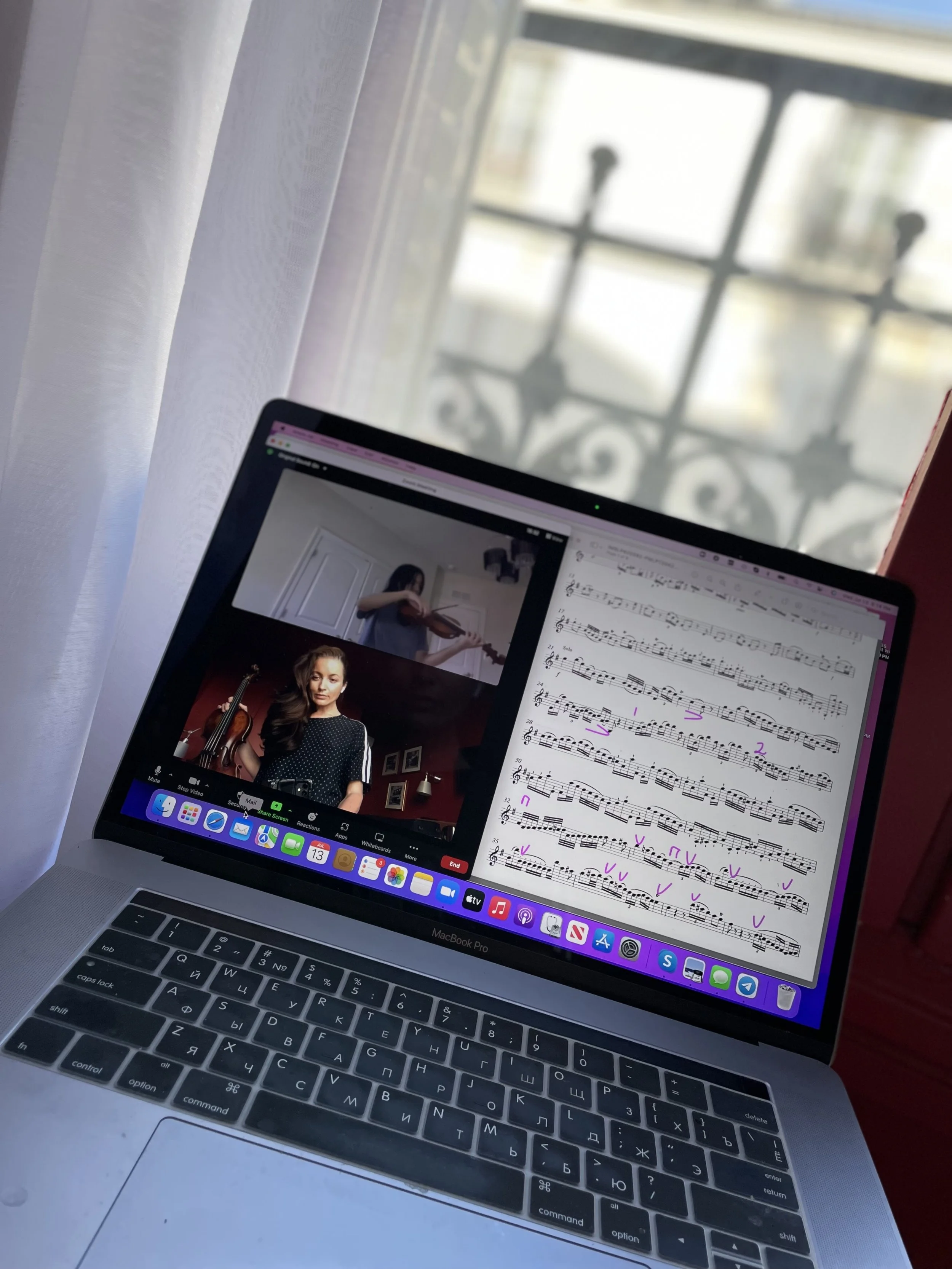 Online violin lesson with video instruction and annotated sheet music.