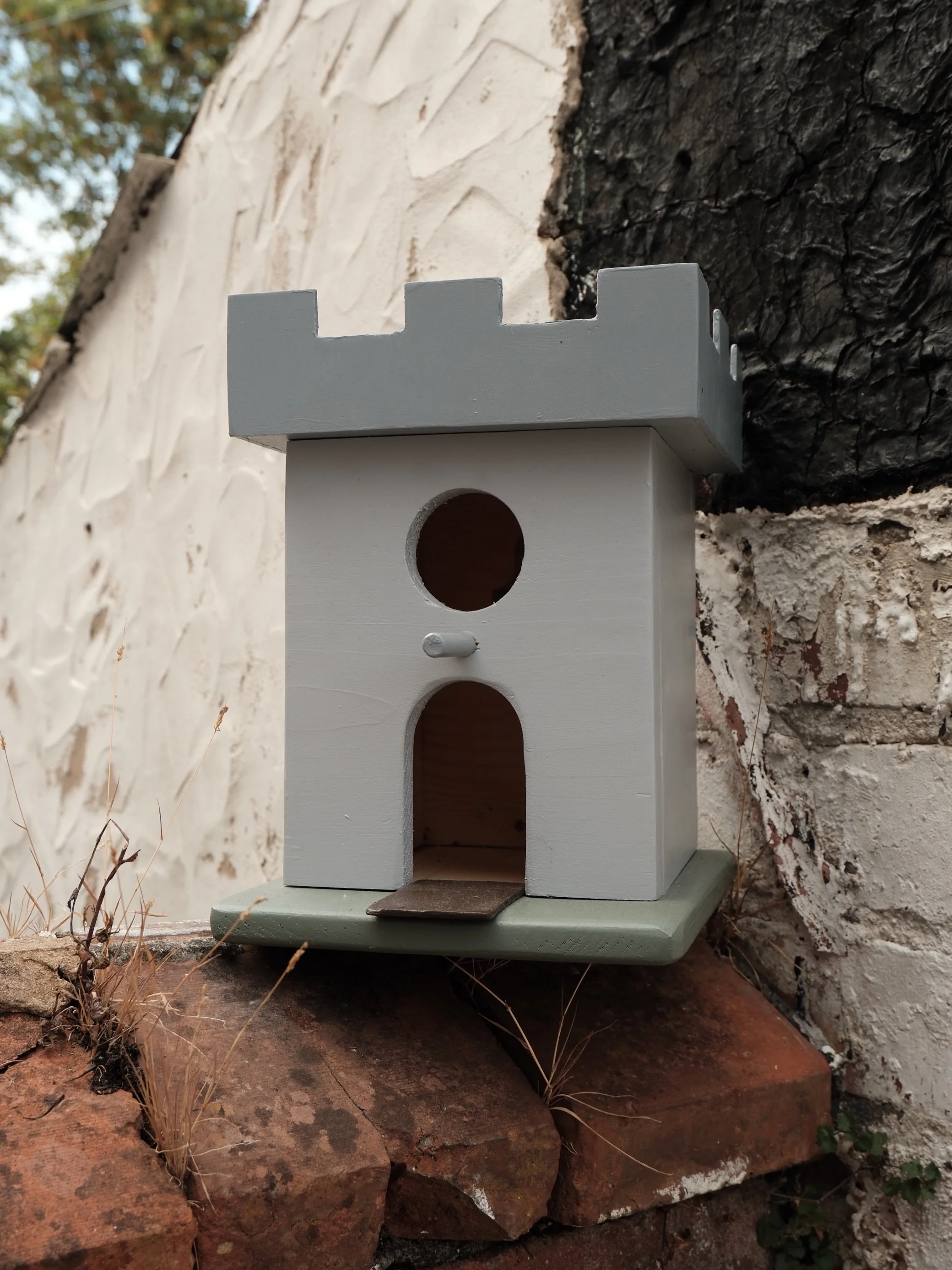 A respite for those who soar the skies, handcrafted from @duke.woodwork, this bespoke birdhouse keep is available now via the REALM website.

➼ Handmade, Bespoke Woodwork
➼ Hinges Merlon Lined Roof
➼ Protective Paint Coating
➼ Peg Mount, Circle Windo