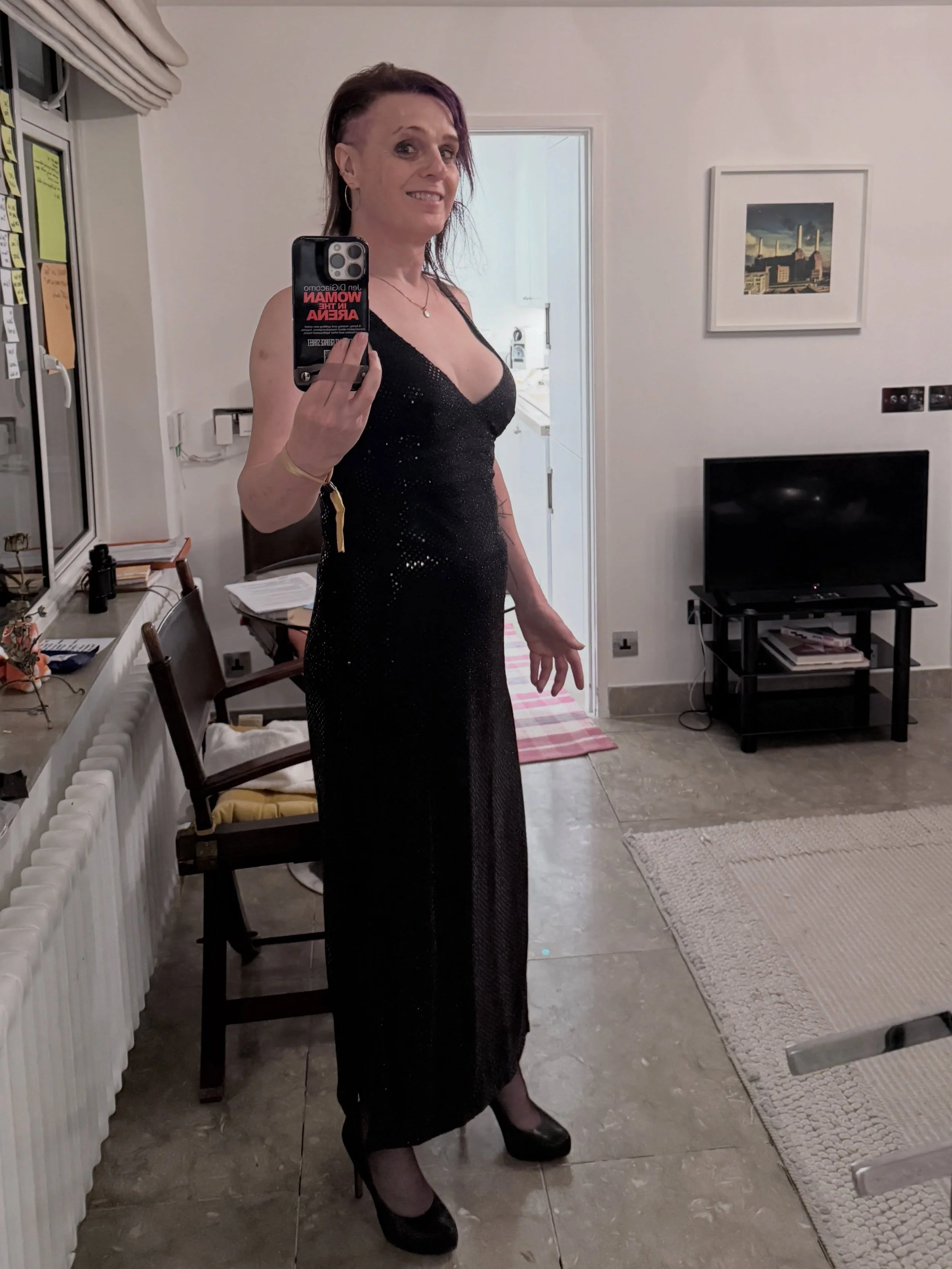 What a privilege to return to The Burnt City for a red carpet premiere of Persephone. Not only did I get all glammed up (shoutout to @robyneparrish for the dress and @miffy.n.me for a dress repair), but I ran into so many people I knew @georgiafiggis
