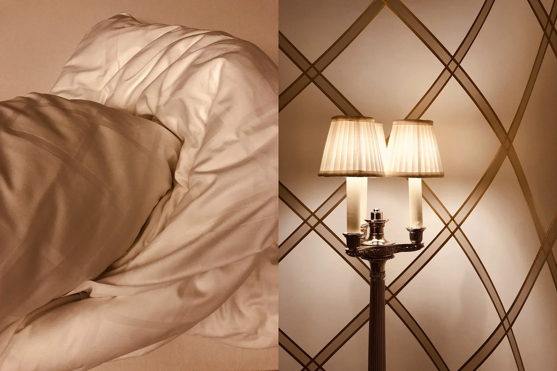 Links: zerknitterte weiße Bettwäsche, rechts: zwei Lampen mit weißen Schirmen vor einer Wand mit diamantförmigem Muster.