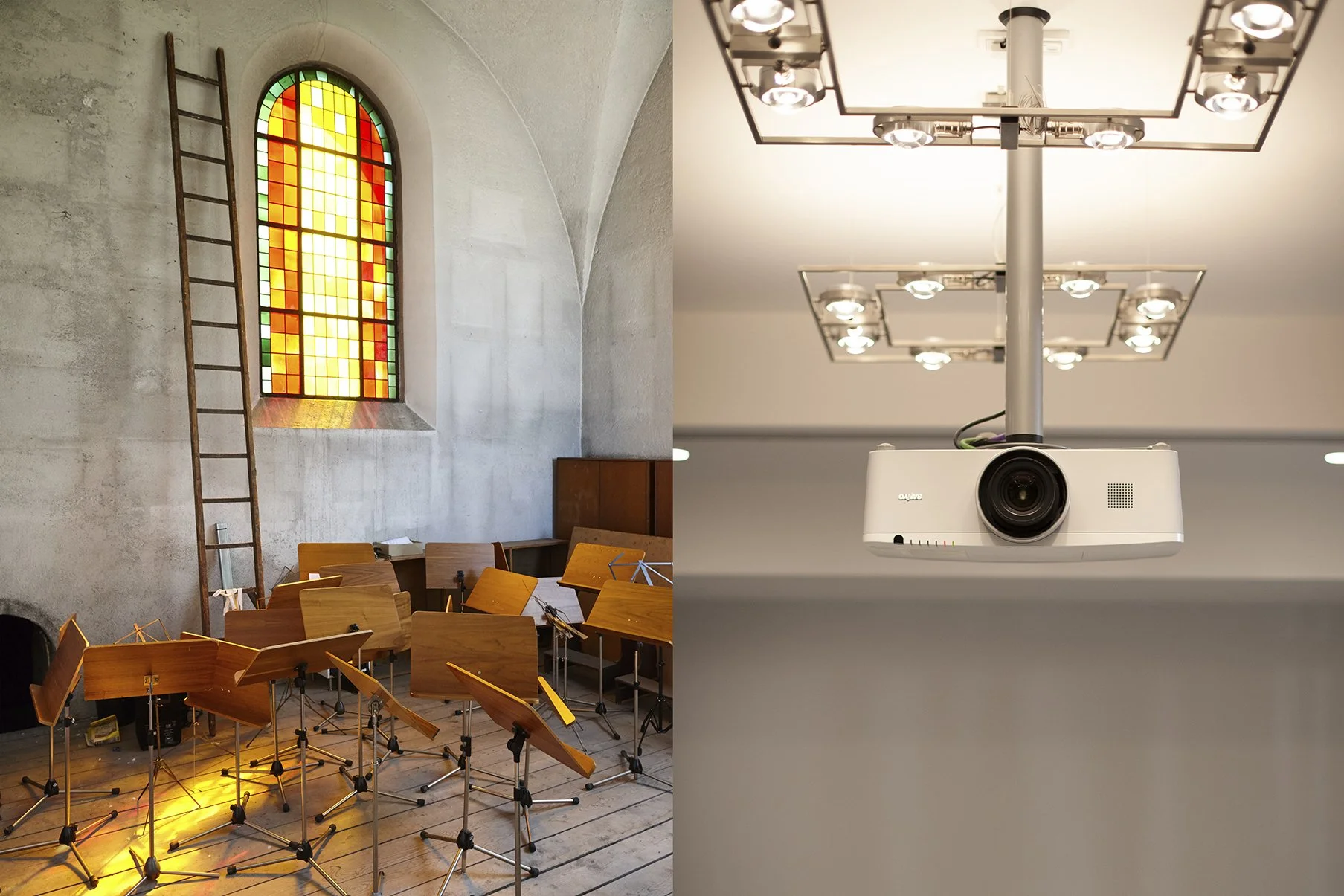 Eine Kirche mit buntem Fenster, Holzstühlen, einem Klavier und einem Leiter an der Wand auf der linken Seite. Auf der rechten Seite eine Projektor mit Leuchten darüber, montiert an einer Decke.