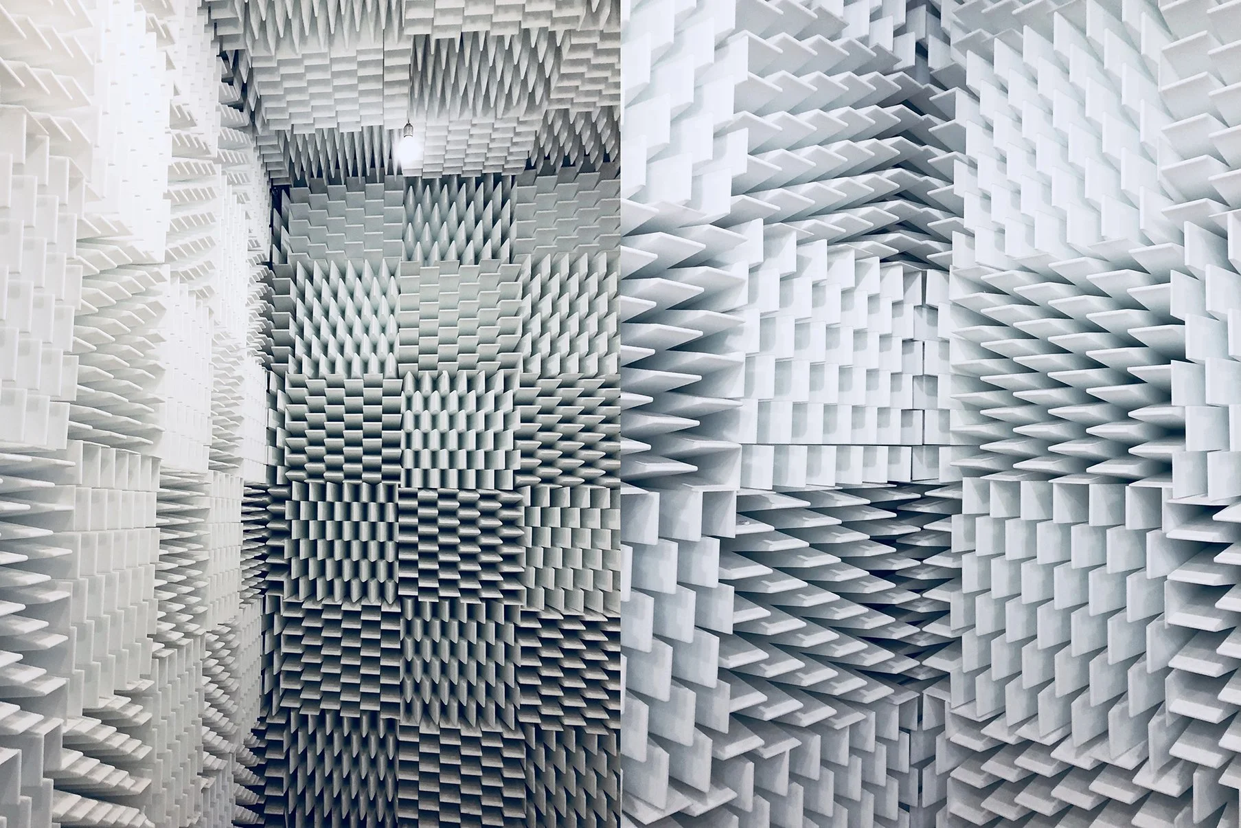 Raum mit akustischen Absorbern aus Schaumstoff mit geometrischen Mustern, zur Schalldämmung in Tonstudio oder Aufnahmeraum.