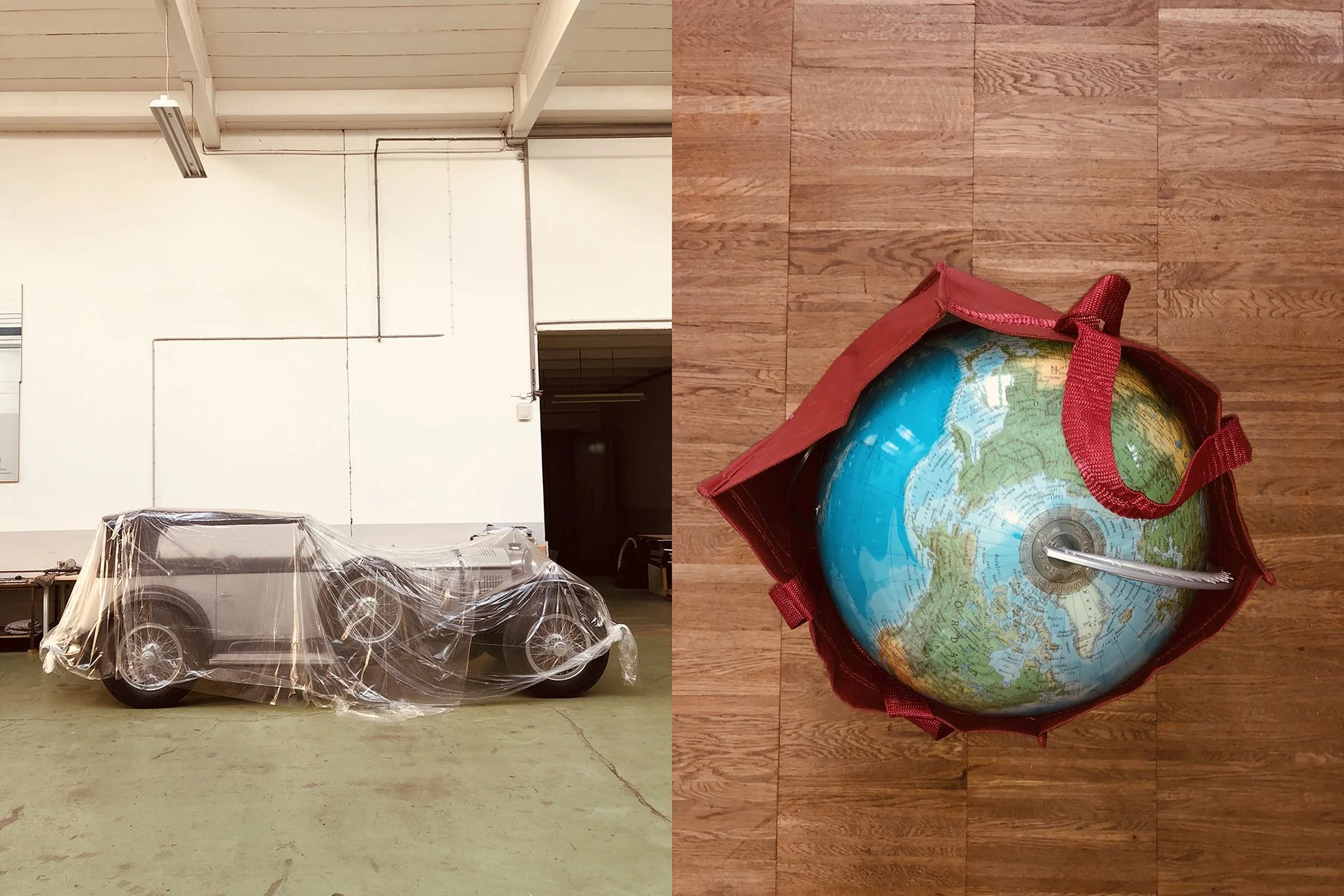 Ein Auto in einem Lager, abgedeckt mit durchsichtigem Plastik, auf einem glatten Boden. Auf der rechten Seite ein Globus in einer roten Tasche auf einem Holzboden.