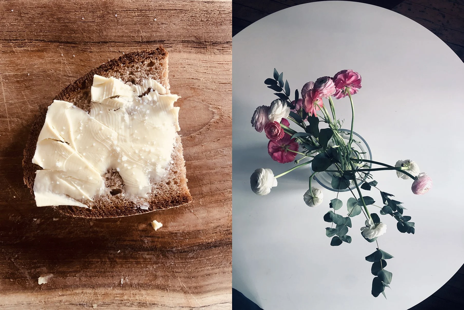 Brot mit Butter und Käse auf einem Holzbrett links, Blumen in einer Vase auf einer weißen Tischfläche rechts.