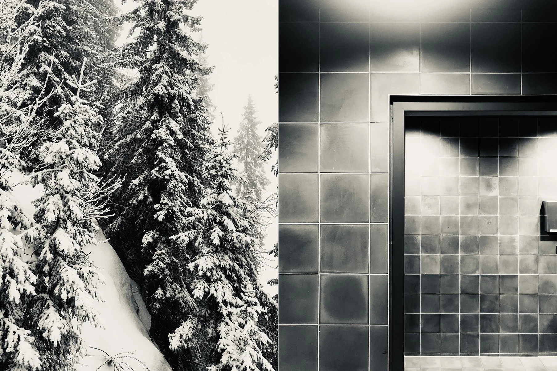 Links: Schneebedeckte Tannenbäume in einer verschneiten Waldlandschaft. Rechts: Schwarz-graue Fliesenwand mit einem schwarzen Türrahmen und Teil eines Handtuchhalters.