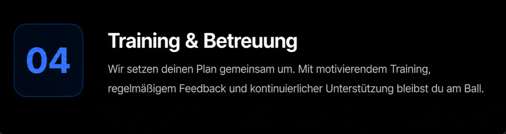 Bildschirm mit der Überschrift "Training & Betreuung" und der Nummer "04" in blau, schwarzer Hintergrund, deutscher Text über gemeinsames Training, Feedback und Unterstützung.