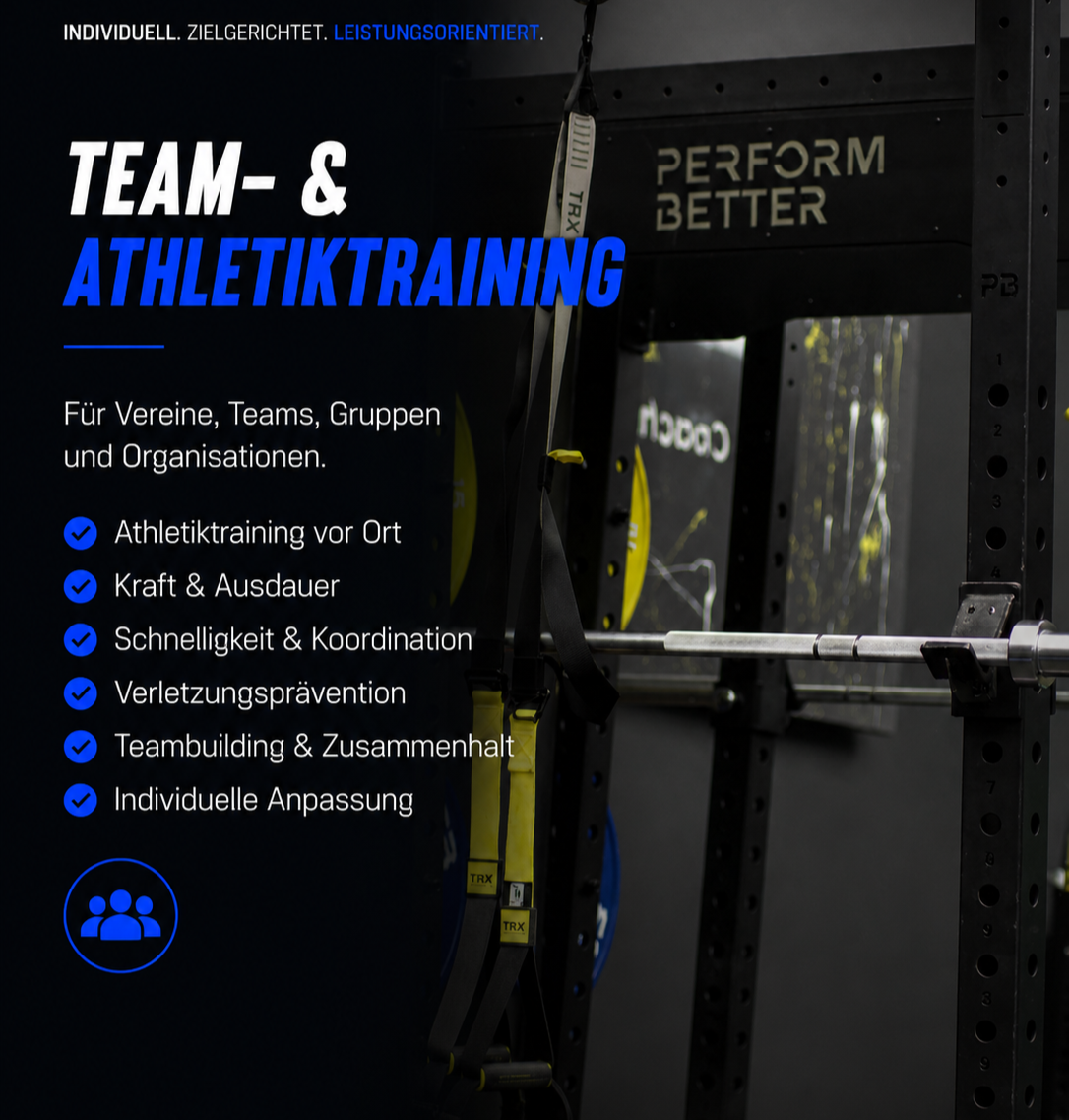Werbetafel für Team- und Athletiktraining mit Bulletpoints zu Angeboten wie lokales Training, Kraft und Ausdauer, Schnelligkeit, Verletzungsprävention, Teambuilding und individueller Anpassung vor einem Fitnessstudio mit Trainingsgeräten.
