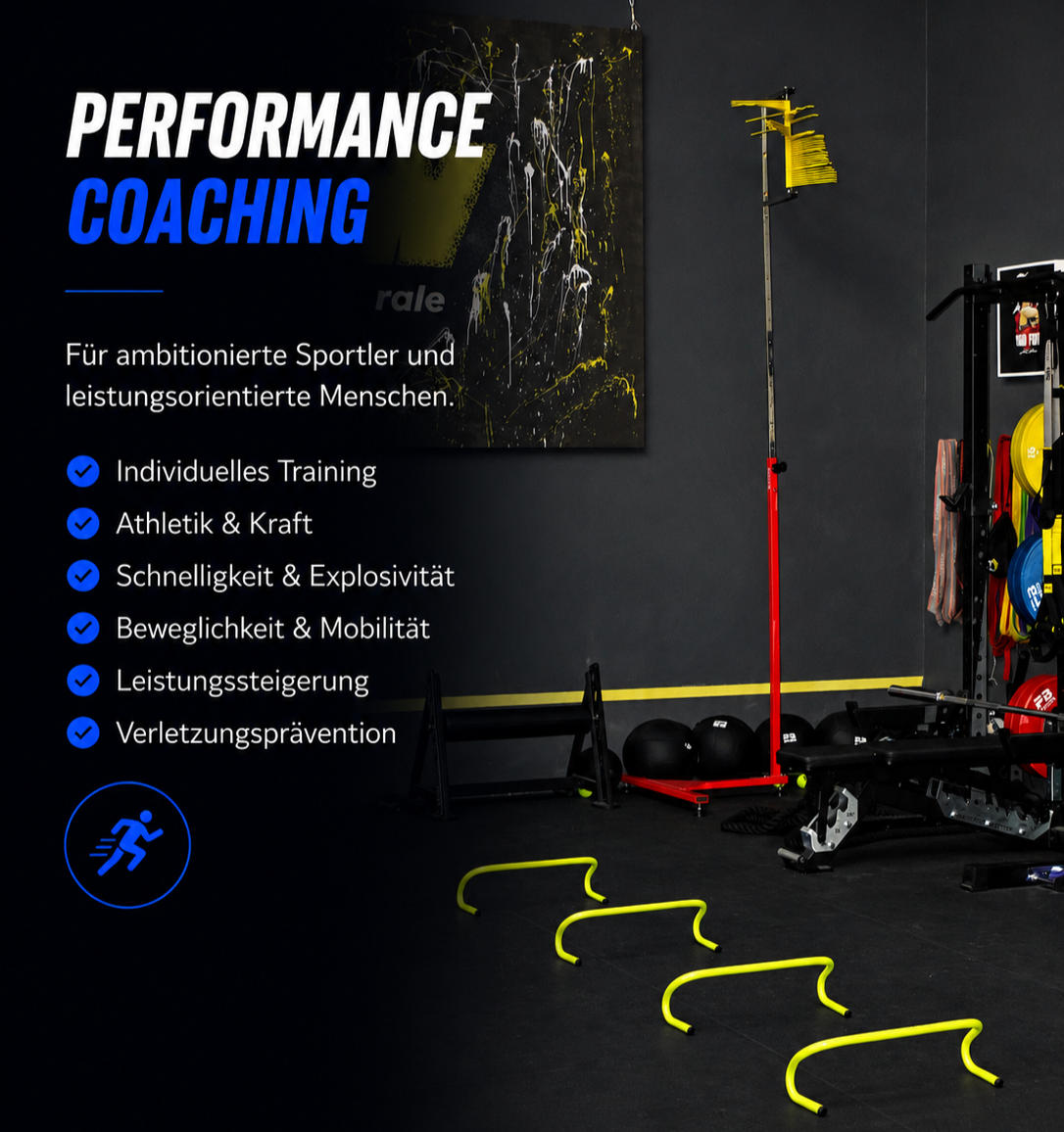 Trainingsraum mit Fitnessgeräten, Sprunghürden und einem schwarzen Wandbild mit Text über Performance Coaching in Deutsch.