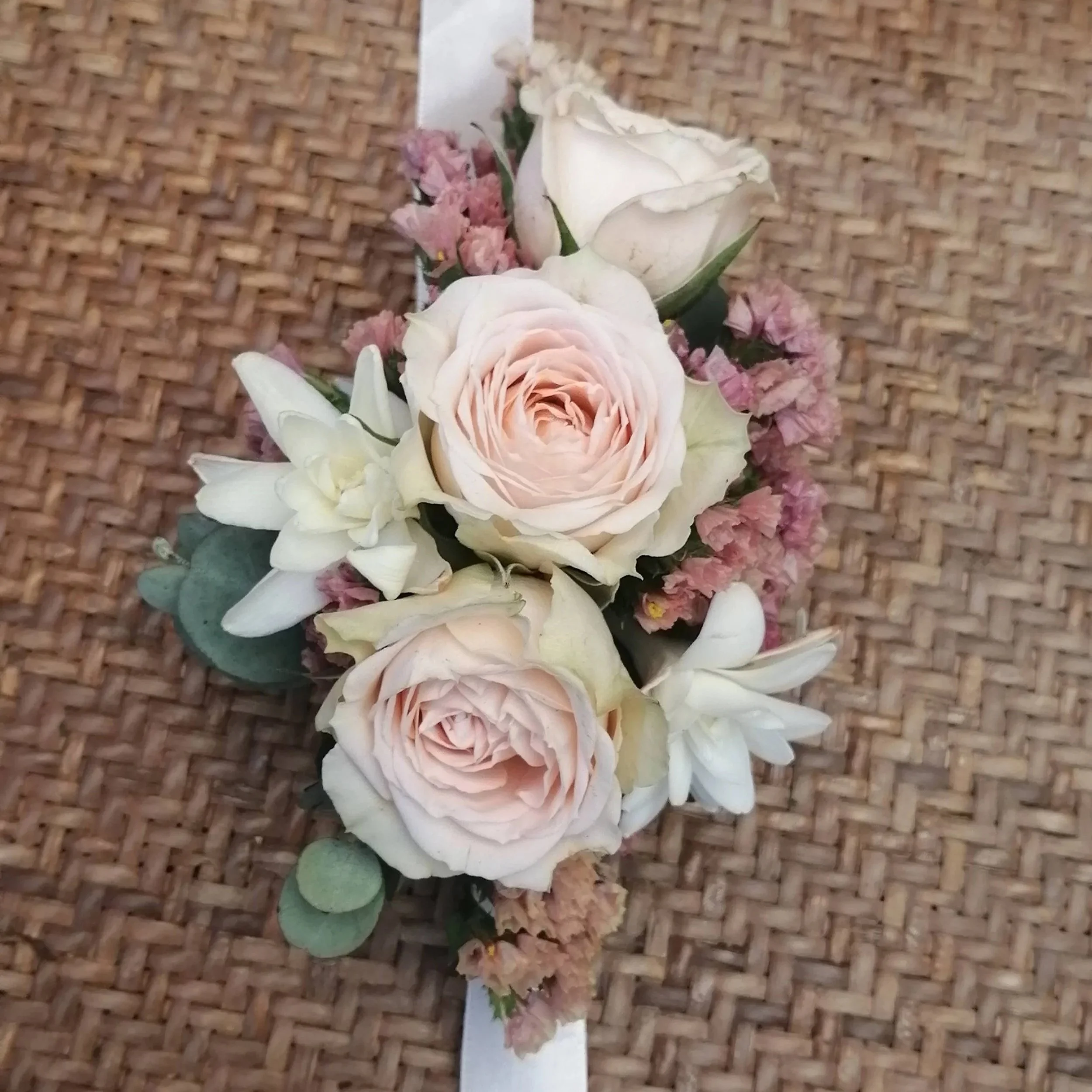Corsage- pulsera de flores pastel