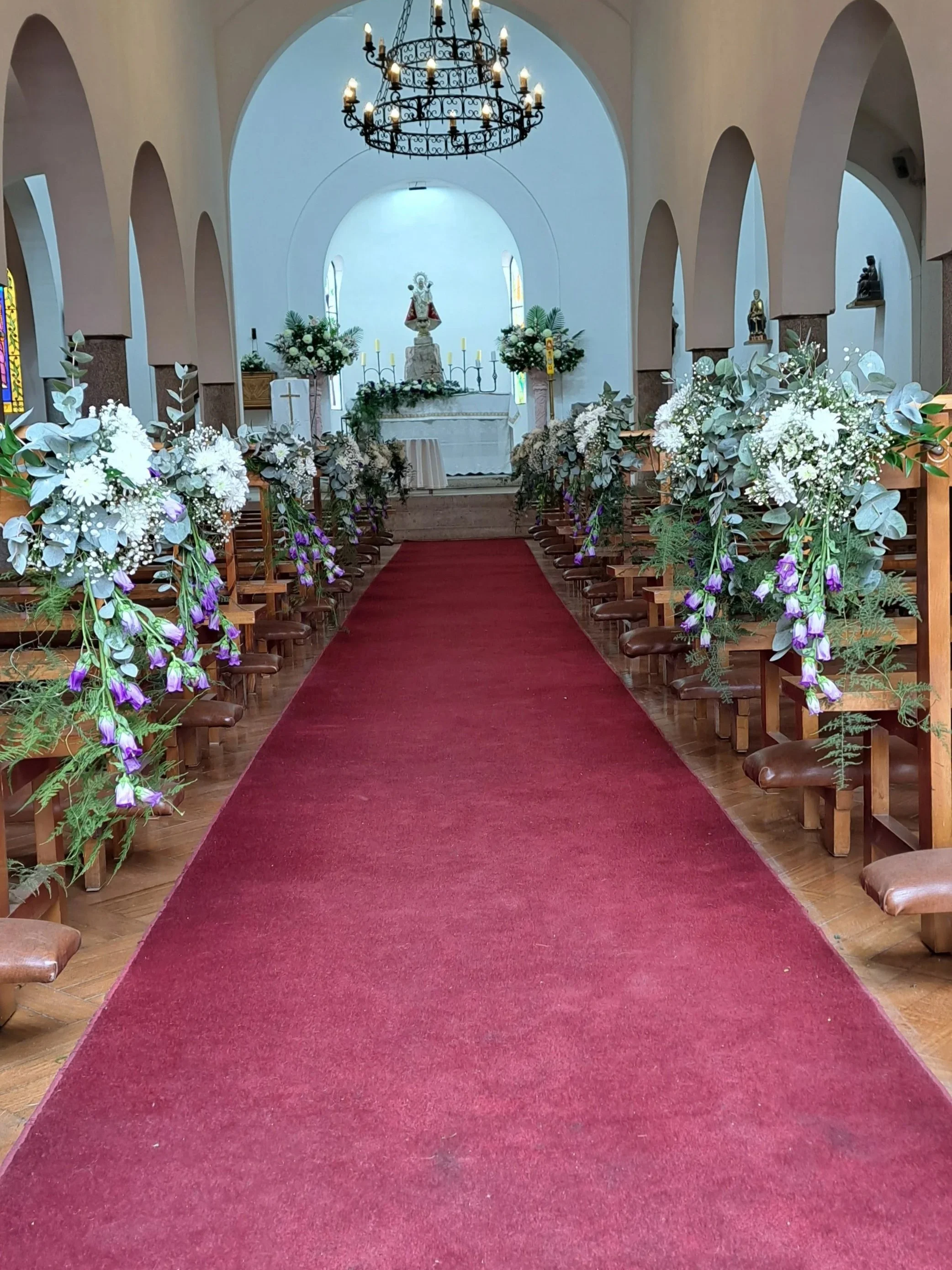 Arreglo de flores bancas- Capilla Estadio Español