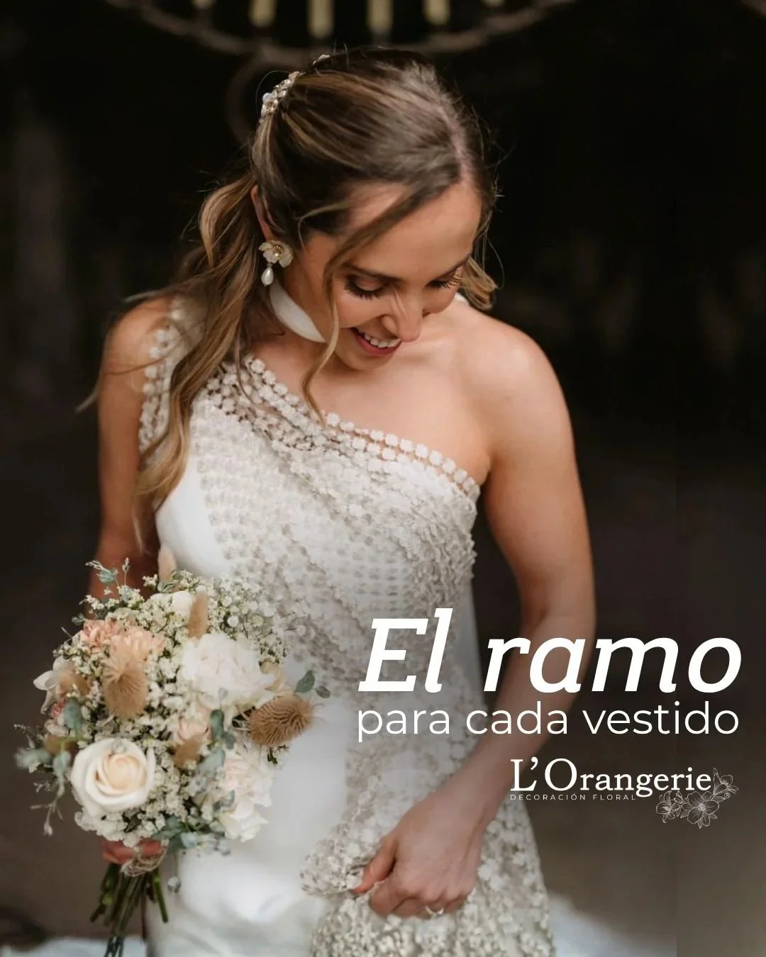 Mujer con vestido de novia sosteniendo un ramo de flores, sonriendo hacia abajo en un entorno oscuro. Texto sobre la imagen: "El ramo para cada vestido" y el logo de L'Orangeire Decoración Floral.