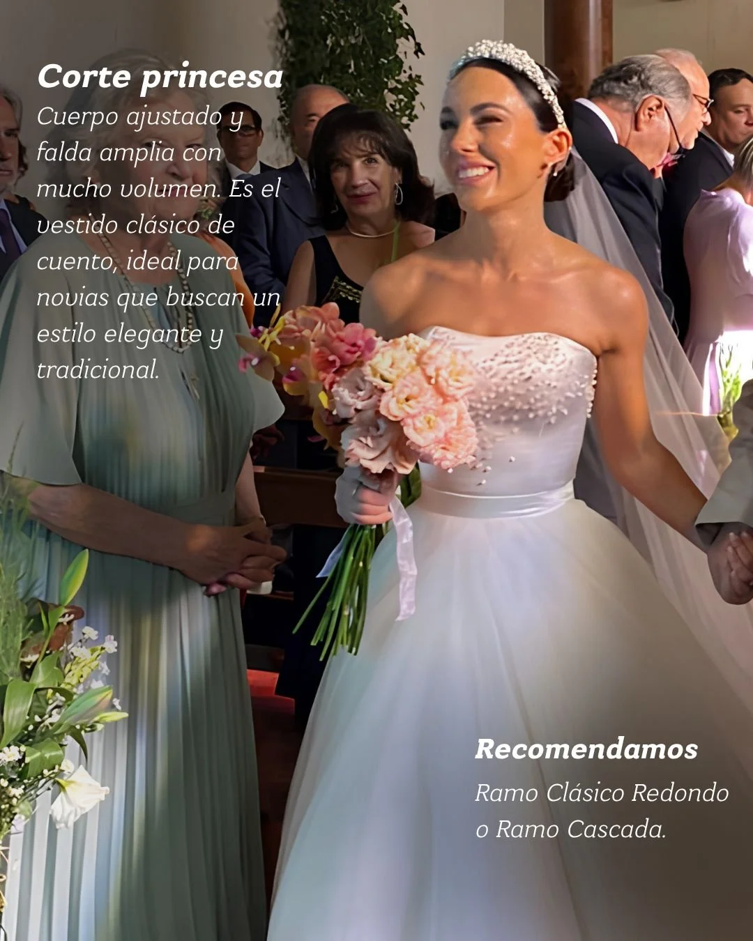 Una novia con vestido de boda strapless y velo, sosteniendo un ramo de flores, en una ceremonia nupcial rodeada de invitados.