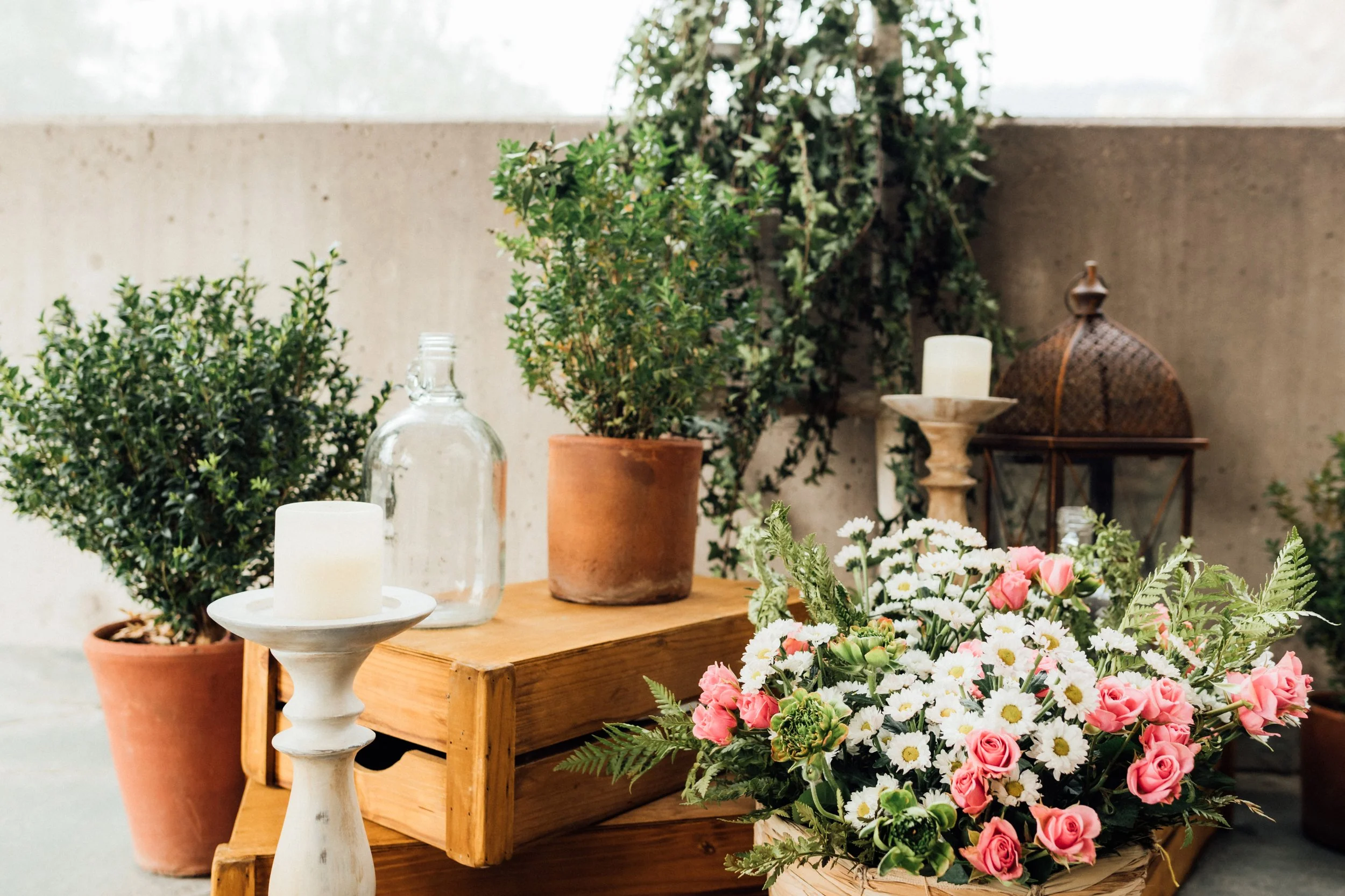 Arreglo floral para armar un rincón de bienvenida con rosas y flores de la temporada diseñado por L'Orangerie.