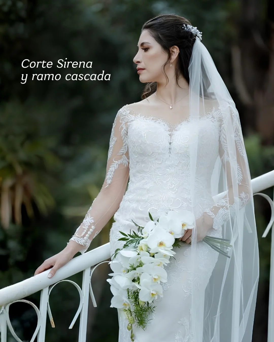 Mujer en vestido de novia sosteniendo ramo de flores blancas mientras está en un entorno natural.