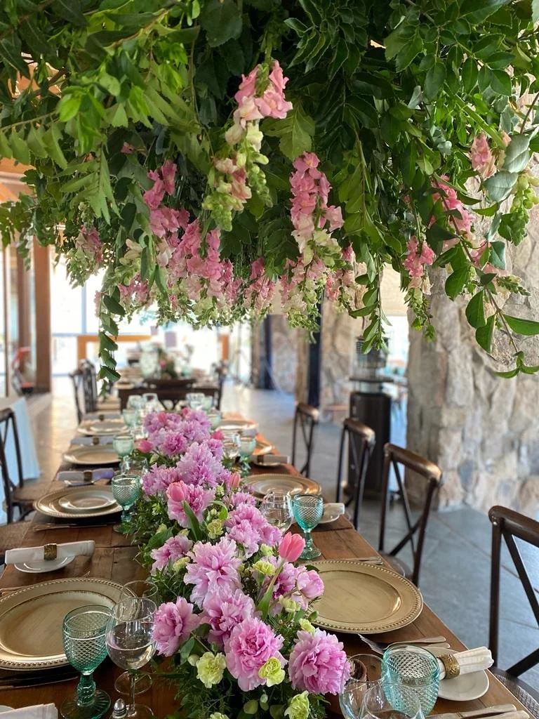 Mesa de los novios decorada con peonías y otras flores rosadas realizado por L'Orangerie