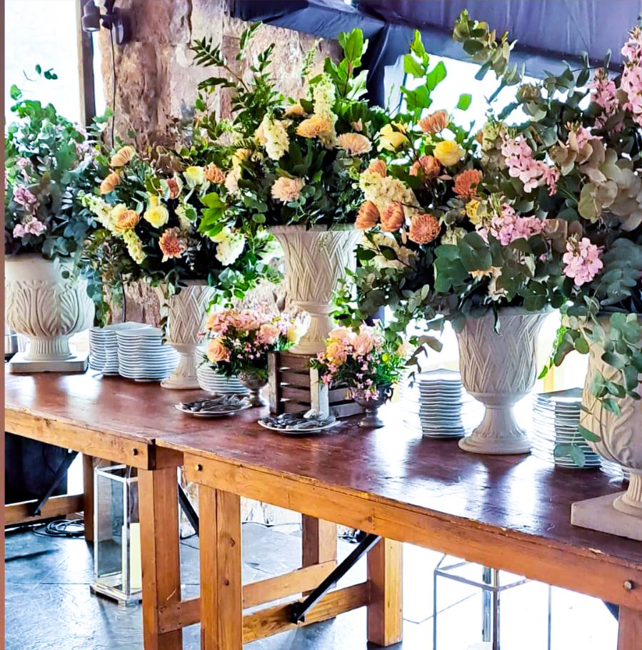 Mesón decorativo con diseño floral para evento  realizado por L'Orangerie en Santiago.