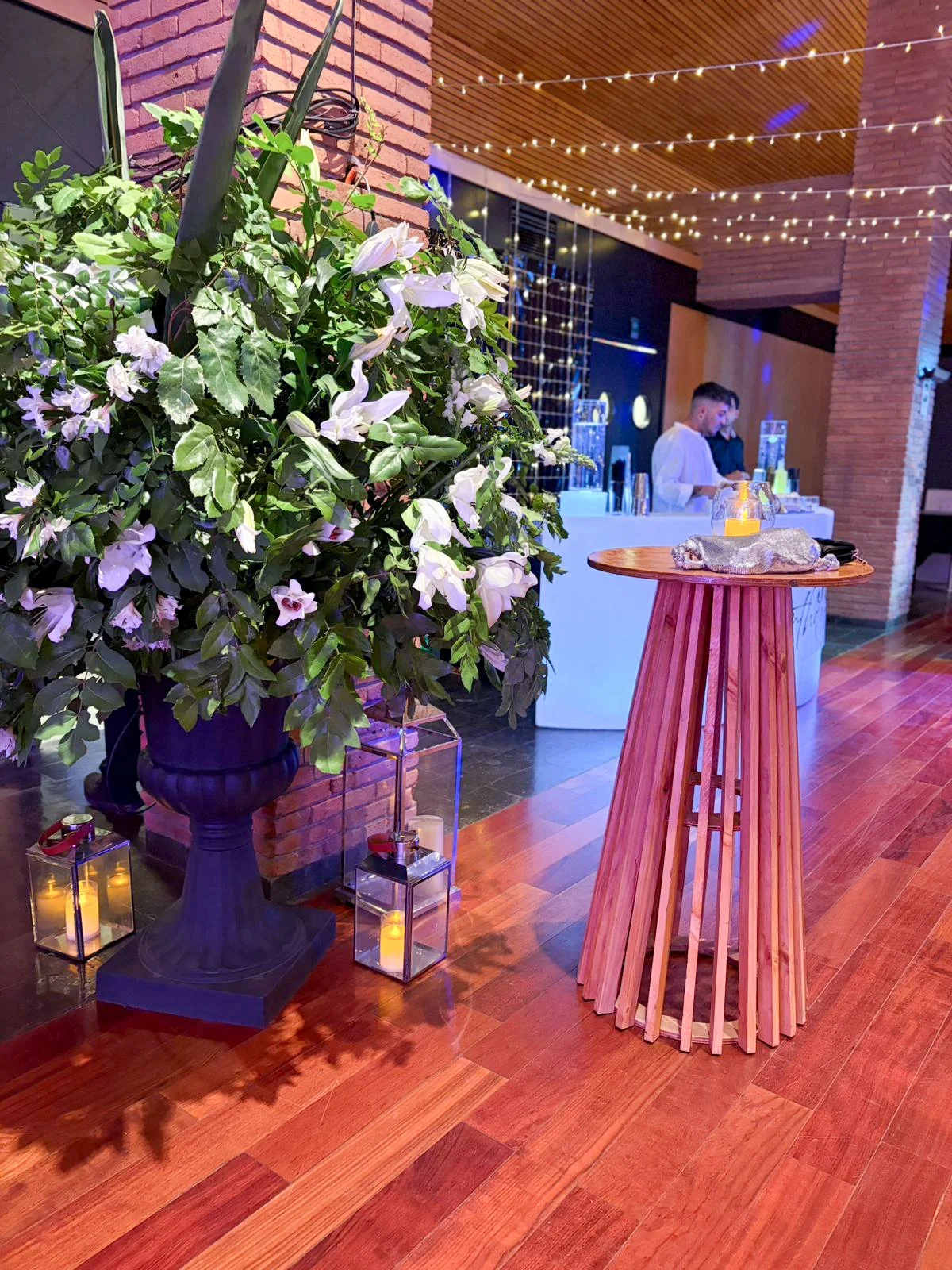 Decoración floral de bienvenida para un evento social diseñado por L'Orangerie en Santiago.