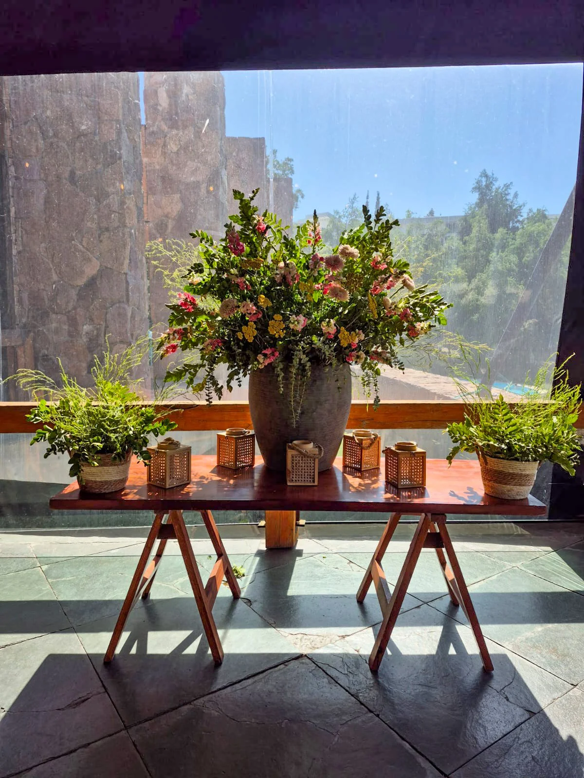 Mesa de bienvenida decorada con flores y follaje natural diseñada por L'Orangerie.