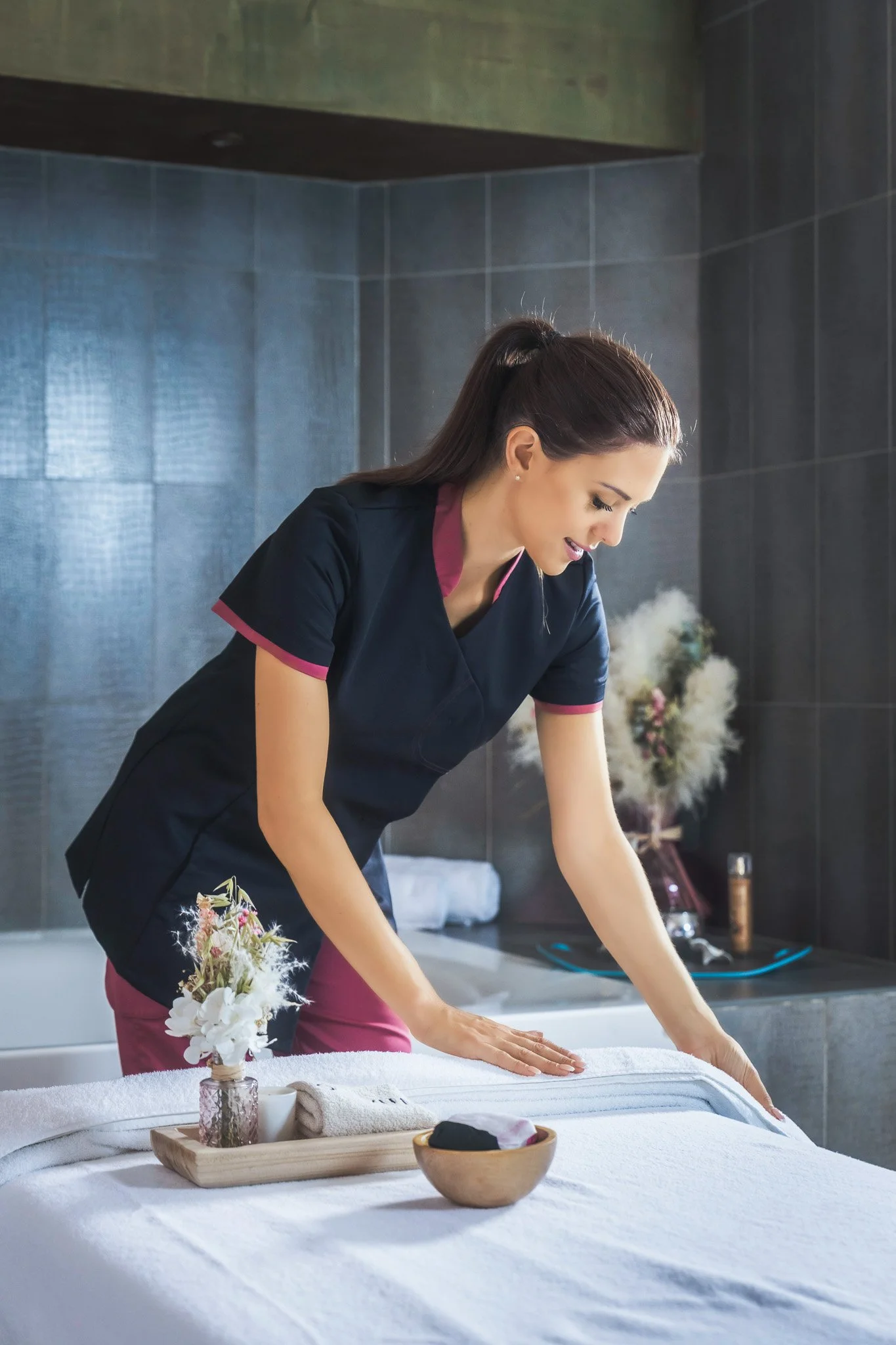 Une femme pratiquant un massage ou une séance de bien-être dans une pièce moderne.