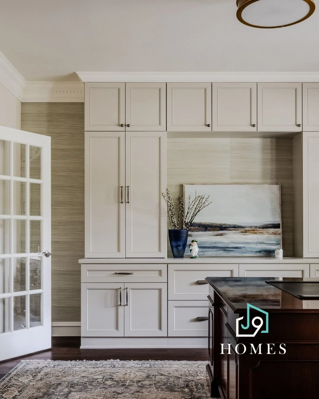 A cabinet is only as good as the team that built and installed it. 🤍
At J9 HOMES, cabinetry installation is held to a standard that goes well beyond what is visible on the surface. Box construction, drawer hardware, door alignment, and interior fini