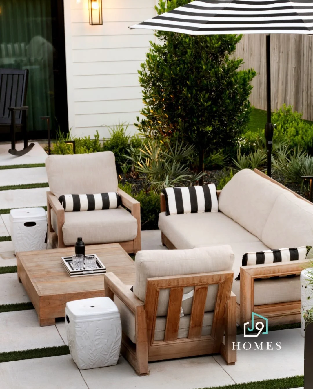 Perfect evenings start with outdoor spaces built for them. With cooler weather on the way, now is the season for dinners outside, slow weekends, and more time spent at home in the fresh air.
At J9 HOMES, we build outdoor spaces that feel like a natur