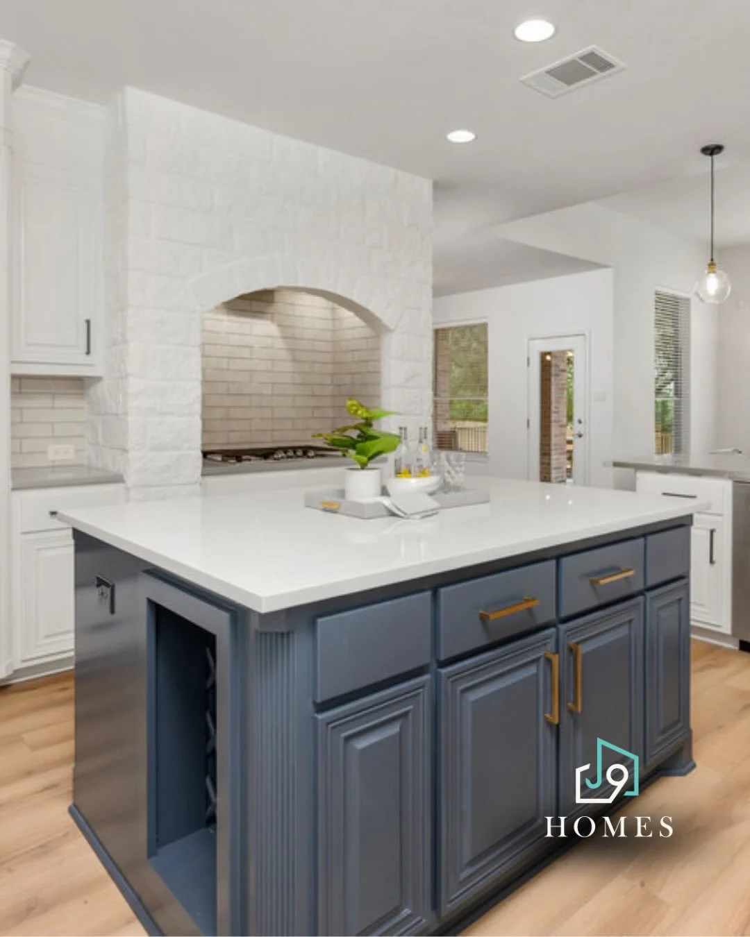 A kitchen built to last. The Homestead at Circle C. 🤍
Brick accents, black and gold hardware, and a material palette chosen for permanence rather than trend. This is a kitchen that was designed with intention and built with the craftsmanship to back