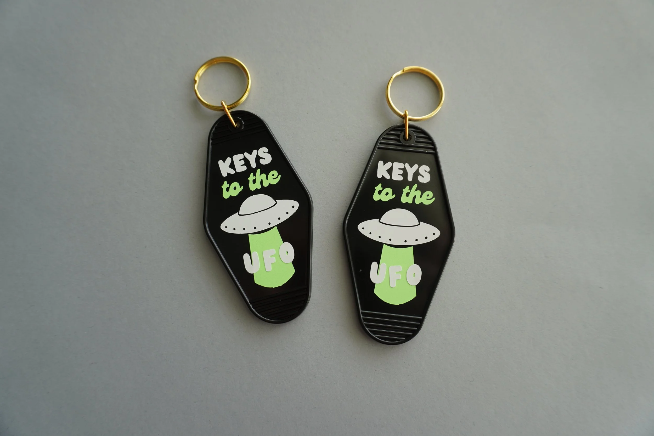 KEYS TO THE UFO MOTEL KEYCHAIN